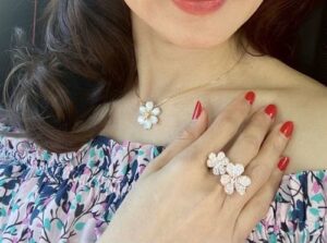 Click to view full screen 18K Frivole Between the Finger Ring photo review