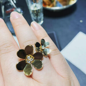Click to view full screen 18K Frivole Between the Finger Ring photo review