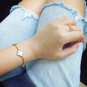 Click to view full screen 18K Frivole Seven Flowers Bracelet photo review