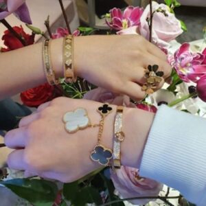 Click to view full screen 18K Vintage Alhambra Five Motifs Clover Bracelet photo review
