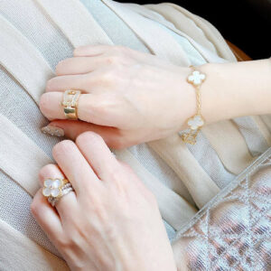 Click to view full screen 18K Vintage Alhambra Pearl Ring photo review