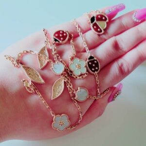Click to view full screen 18K Lucky Spring Five Motifs Clover Bracelet photo review