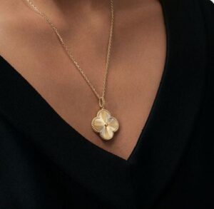 Click to view full screen 18K Vintage Alhambra Pendant Clover Necklace photo review