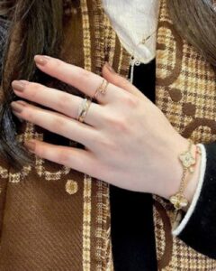 Click to view full screen 18K Frivole Between the Finger Ring photo review