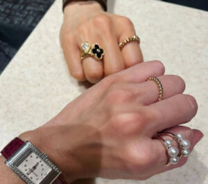 Click to view full screen 18K Cosmos Between the Finger Diamond Ring photo review