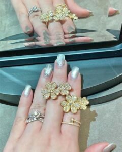 Click to view full screen 18K Frivole Between the Finger Ring photo review